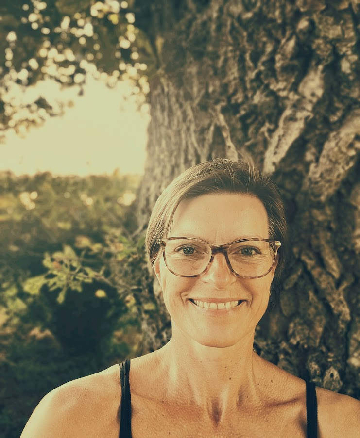 portræt marianne med filter ved træ hos anita